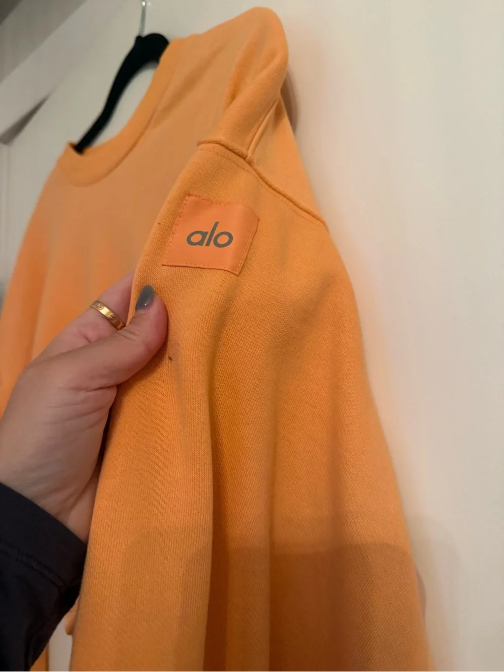 ALO Yoga Cropped Peach-Orange Crewneck Sweatshirt